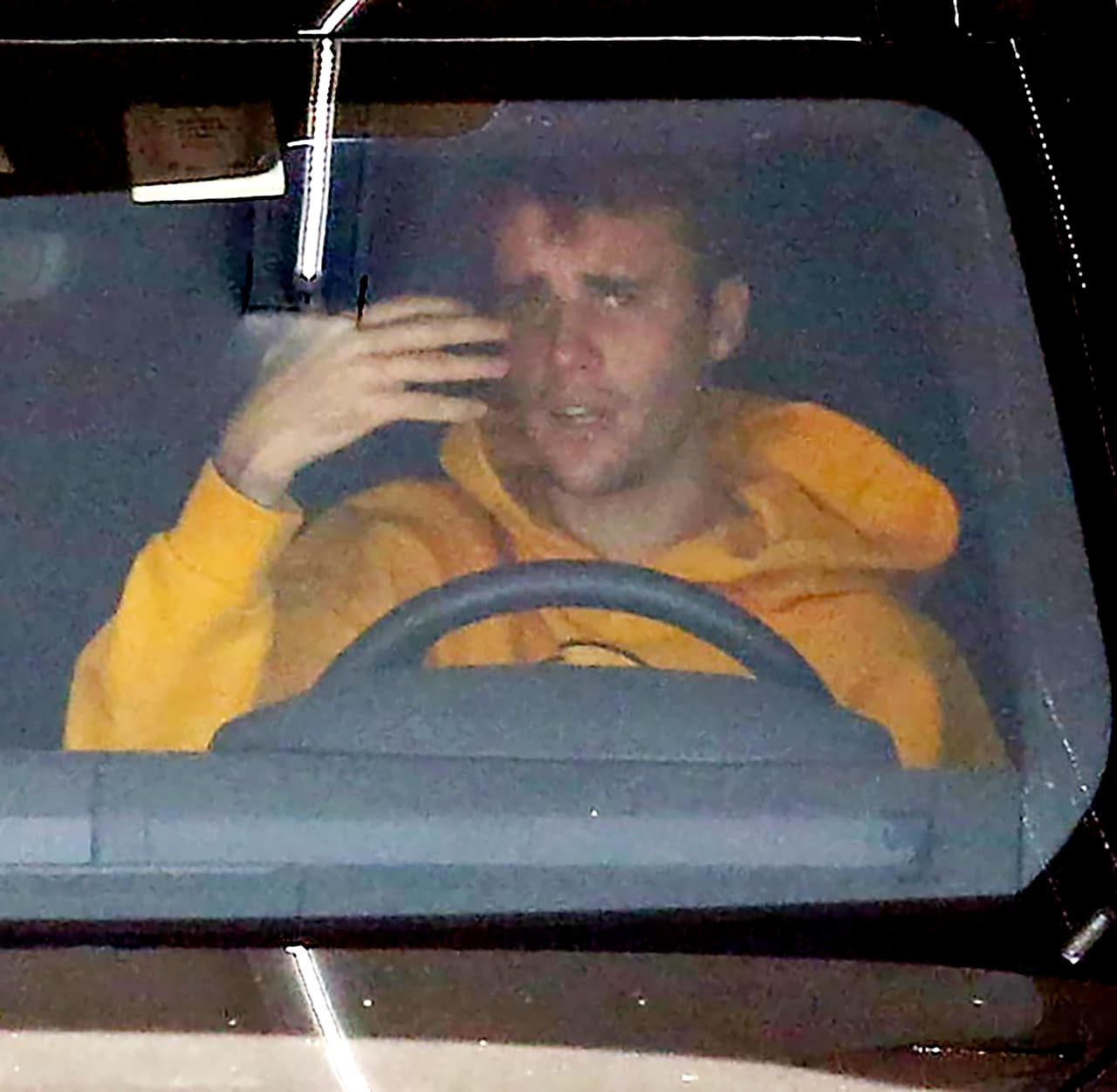Se desconoce si los preparativos le han causado tensión a Justin Bieber o si algo no relacionado con la boda le quitó la paz. Lo cierto es que el pasado domingo fue sorprendido por los paparazzi mientras parecía desahogarse con Hailey Baldwin.