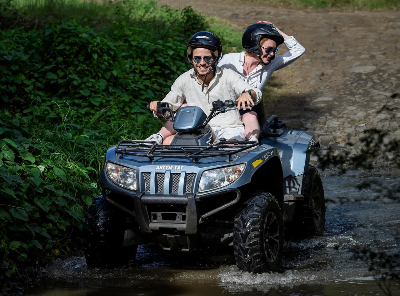 Pasaban por caminos lodosos, tomando sus precauciones.