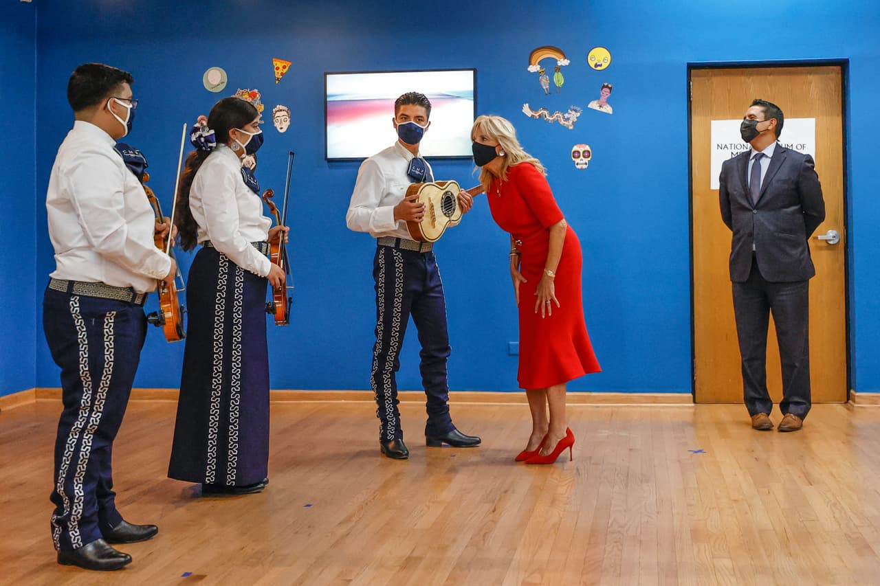 Jill Biden no pudo evitar pedirles otra canción los jóvenes, quienes de inmediato la complacieron.