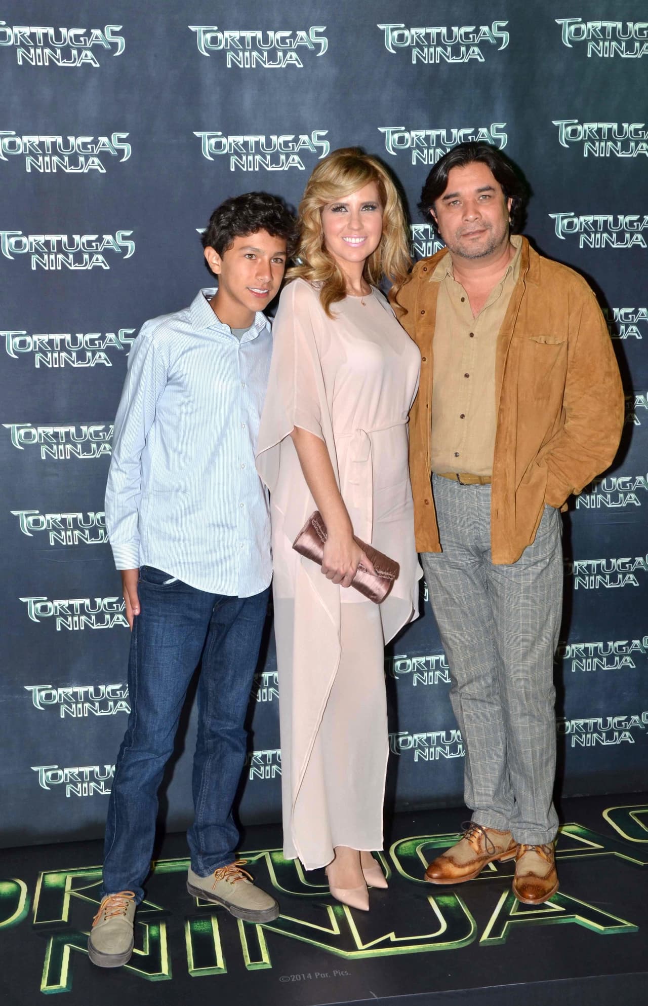 Su otro hijo es Alejandro. A él lo tuvo con Alejandro Gavira, su esposo durante 10 años desde 1998. En la foto aparece Gavira con su hijo y Raquel Bigorra, con quien se casó después de terminar su matrimonio con Aylín Mujica.
<br>