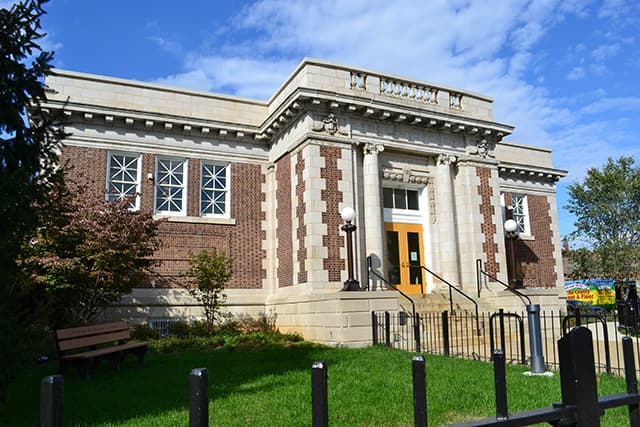 <b>Tacony Library</b>
<br>6742 Torresdale Avenue
<br>Philadelphia, PA 19135-2416
<br>215-685-8755
<br>
<br>La 
<a href="https://libwww.freelibrary.org/locations/tacony-library" target="_blank">biblioteca Tacony</a> tiene sus raíces en la Asociación Literaria y Científica de Keystone, fundada en 1876 por M. Louise Thomas. En 1885, la Asociación Científica y Literaria de Keystone cambió su nombre a Disston Library and Free Reading Room, y se mudó al Music Hall. En 1906, la familia Disston legó un terreno en Torresdale Avenue y Knorr Street para la construcción de una biblioteca pública. Con $43,380 de la Fundación Carnegie, la sucursal de Tacony abrió la noche del 27 de noviembre de 1906. La nueva biblioteca alcanzó una circulación de 70,000 en su año inicial de funcionamiento.
<br>