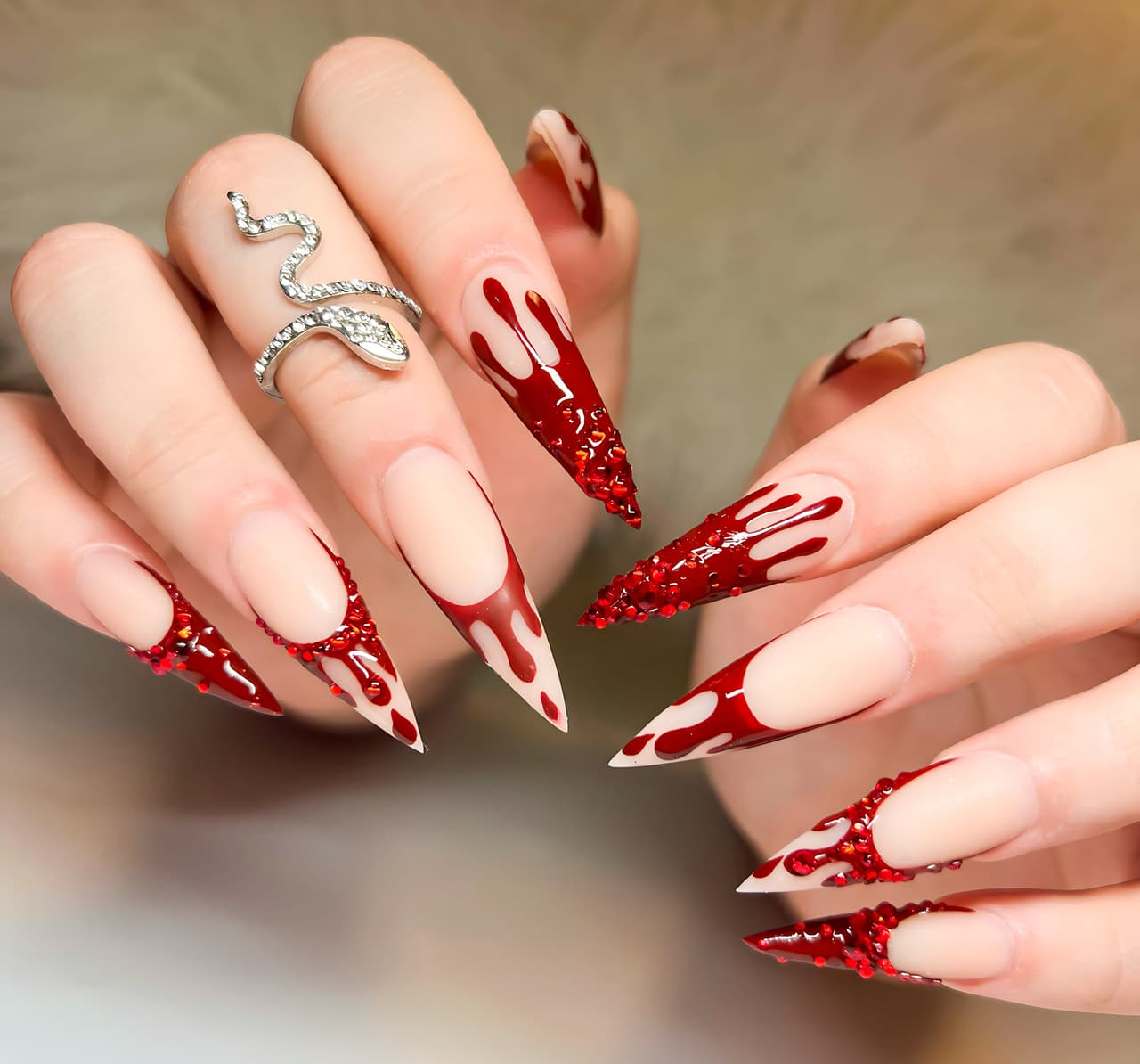 Diseño de uñas de sangre para Halloween