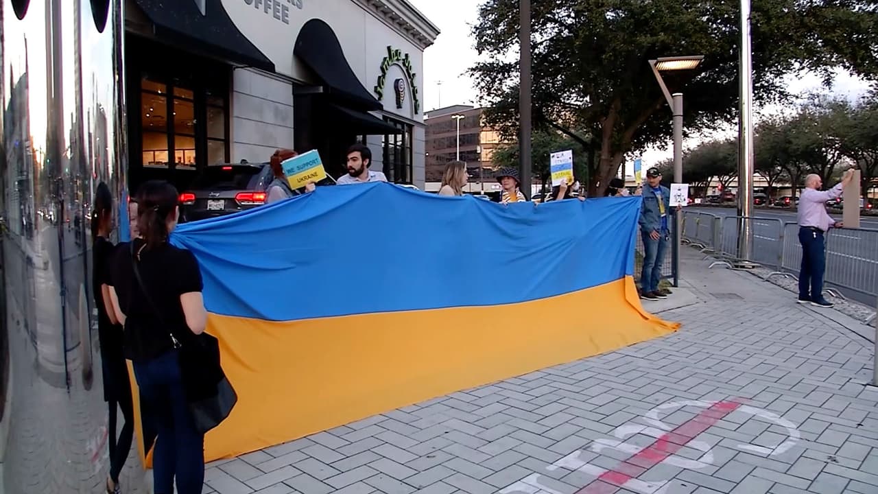Los manifestantes se congregaron en el área de Galleria para mostrar su apoyo al pueblo ucraniano.