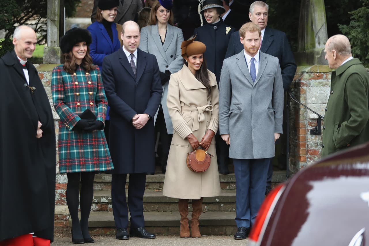 La actriz Meghan Markle se unió a la reina Isabel de Inglaterra, los duques de Cambridge y su prometido el príncipe Harry en Sandringham, donde la familia real celebra cada año una misa en Navidad.