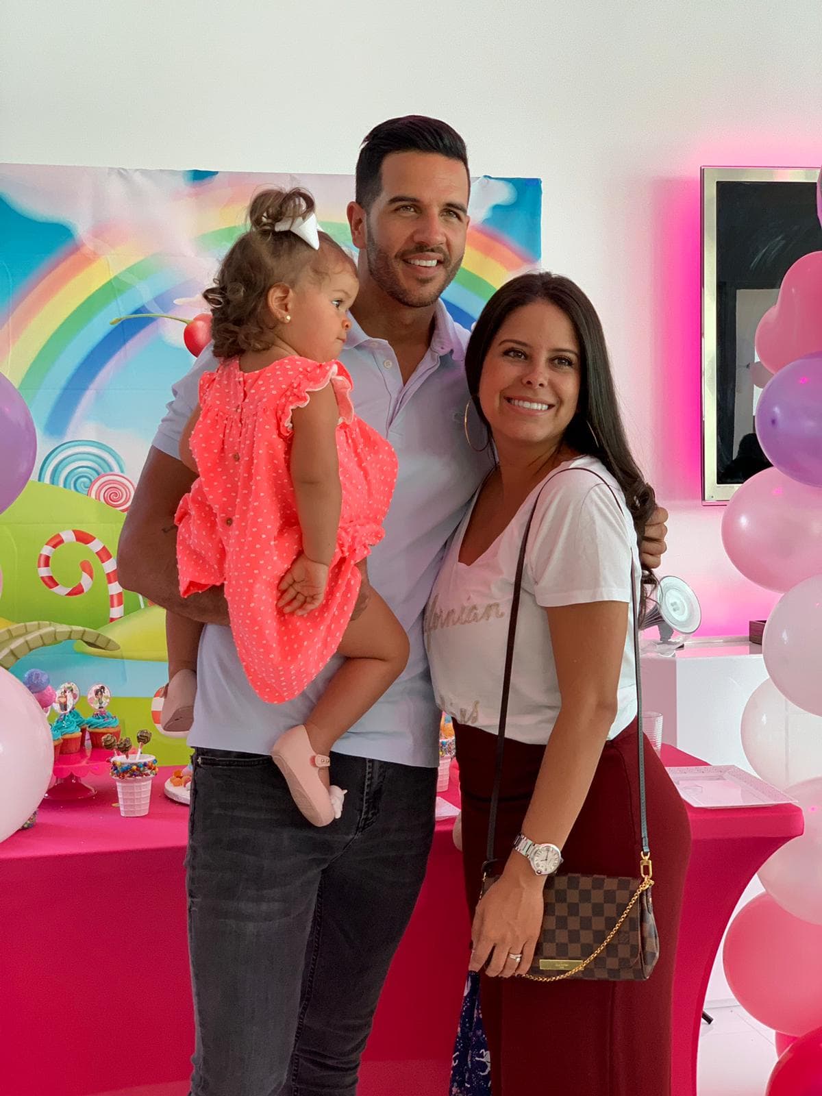 Los compañeros y amigos de Despierta América y Univision también asistieron con sus hijos a darle un abrazo de cumpleaños a Alana, entre ellos el Chef Yisus con su esposa Juliana y sus pequeñas Anabella y Silvana.