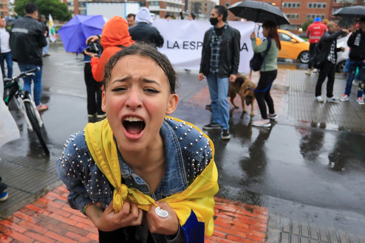 Una joven celebra la victoria de Gustavo Petro en Bogotá. Los primeros 
<a href="https://www.univision.com/noticias/america-latina/elecciones-colombia-petro-fraude">resultados de las elecciones en Colombia</a> reflejaron una sólida ventaja 
<a href="https://www.univision.com/noticias/america-latina/gustavo-petro-presidente-colombia">para el izquierdista Gustavo Petro</a> frente al magnate de bienes raíces Rodolfo Hernández, con lo que se convertirá en el próximo presidente de Colombia.