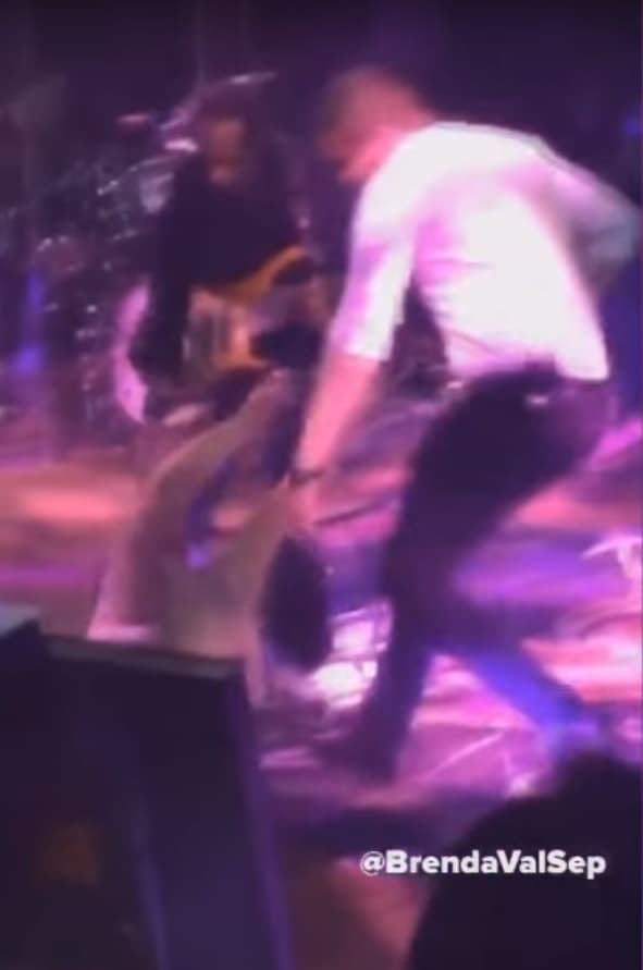 Al comienzo de una melodía, Gloria Trevi cae de una silla en pleno palenque. Su staff corrió en su auxilio.