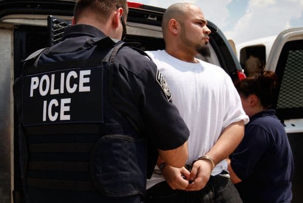 Los inmigrantes indocumentados no pueden pedir familiares por medio del Formulario I-130. Si no hacen y no demuestran que tienen un estado legal de permanencia en el país, la solicitud es rechazada inmediatamente. Y si registran su dirección ante el servicio de inmigración, se expone a ser detenido y deportado.