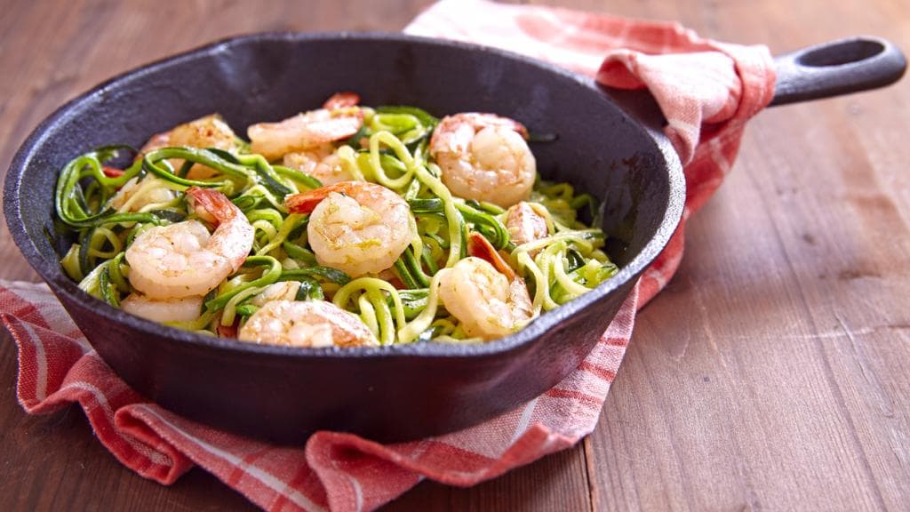 Los fideos de zuchhini son una estupenda manera de comer más vegetales. 
<a href="https://www.univision.com/noticias/reto-28/fideos-de-zucchini-con-camarones-reto-28" target="_blank">Esta receta de espirales de calabacín cocido</a> con camarones salteados es deliciosa y se prepara rápidamente.