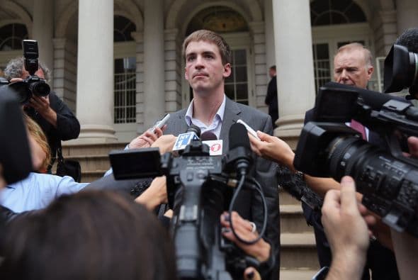 Además de entrevistarse con el alcalde, Barton dedicó un tiempo para hablar con los medios.