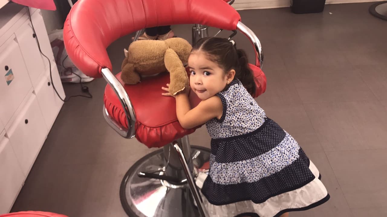 Parece que ella no fue la única que la pasó bien, también su peluche dando vueltas en la silla.