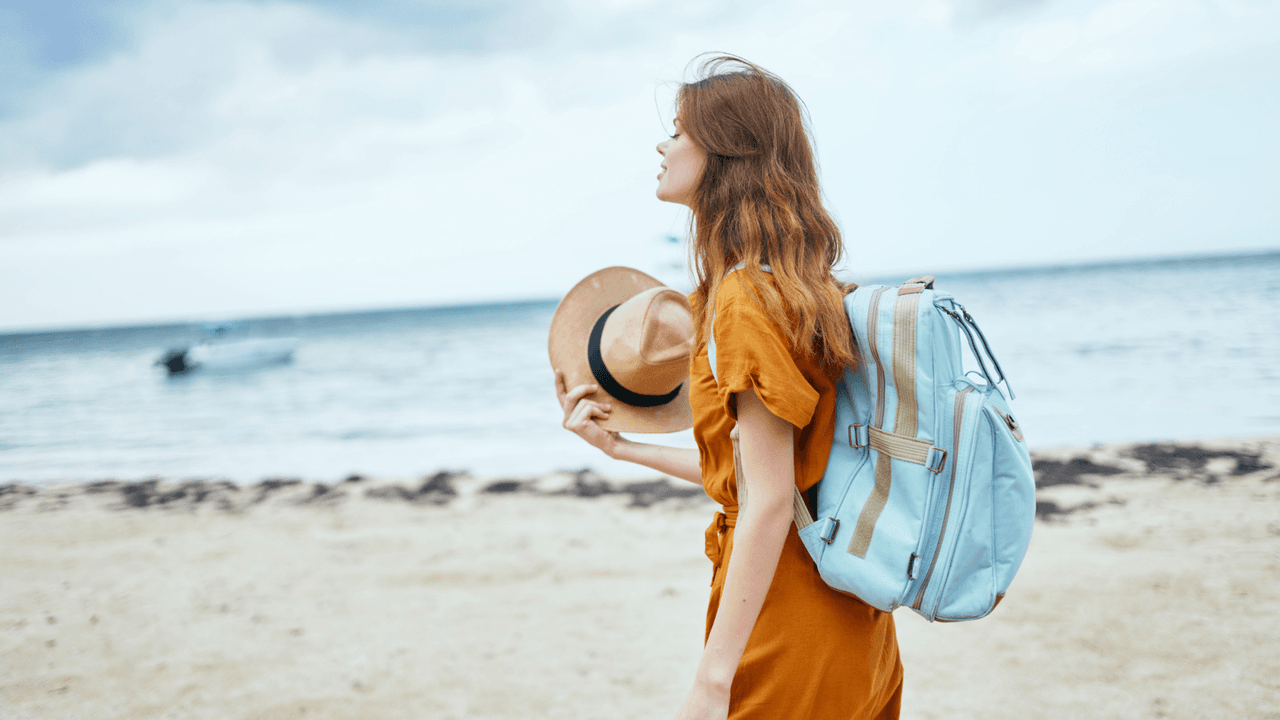 <b>Camina a tu ritmo y detén tu marcha si te sientes mareado.</b> Si no está acostumbrado a andar en un ambiente caluroso, camina lentamente. Si debes andar más rápido, acelere el ritmo gradualmente. Recuerda que el esfuerzo en el calor hace que tu corazón palpite más rápido. Si te sientes mareado, confundido, débil o crees que te vas a desmayar, detén tu actividad y busca un área fresca y con sombra.