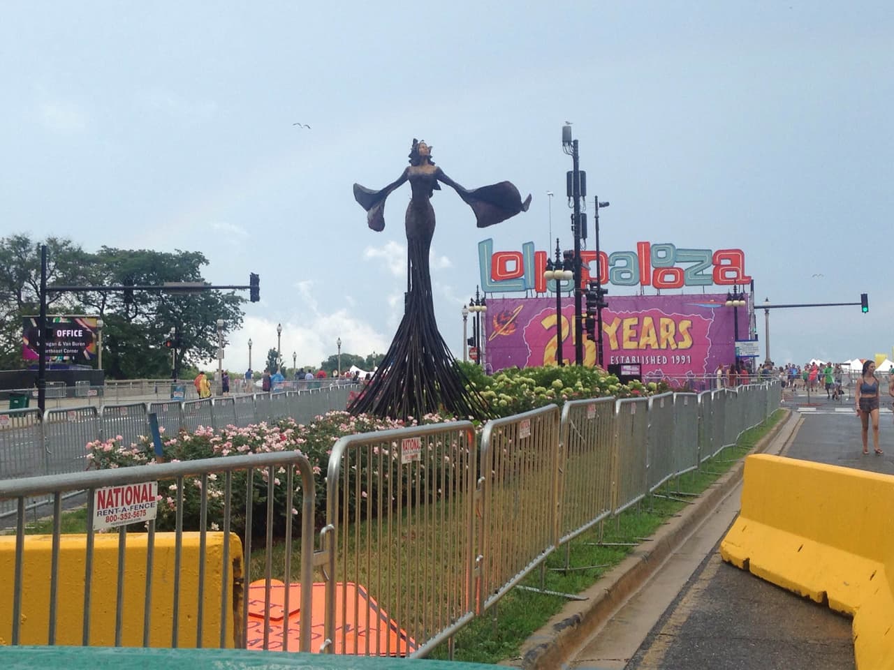 Ni la lluvia detuvo a los asistentes a Lollapalooza 2016 que arrancó su primer día en el Grant Park.