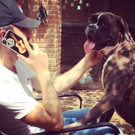 En definitiva, su mujer ideal, es así: “Una que en la noche digamos 'vamos a leer un libro', y que le emocione esa parte. Que le emocione disfrutar de una buena canción, una buena conversación, jugar con una mascota, tomar un buen café... que disfrute de la familia”.