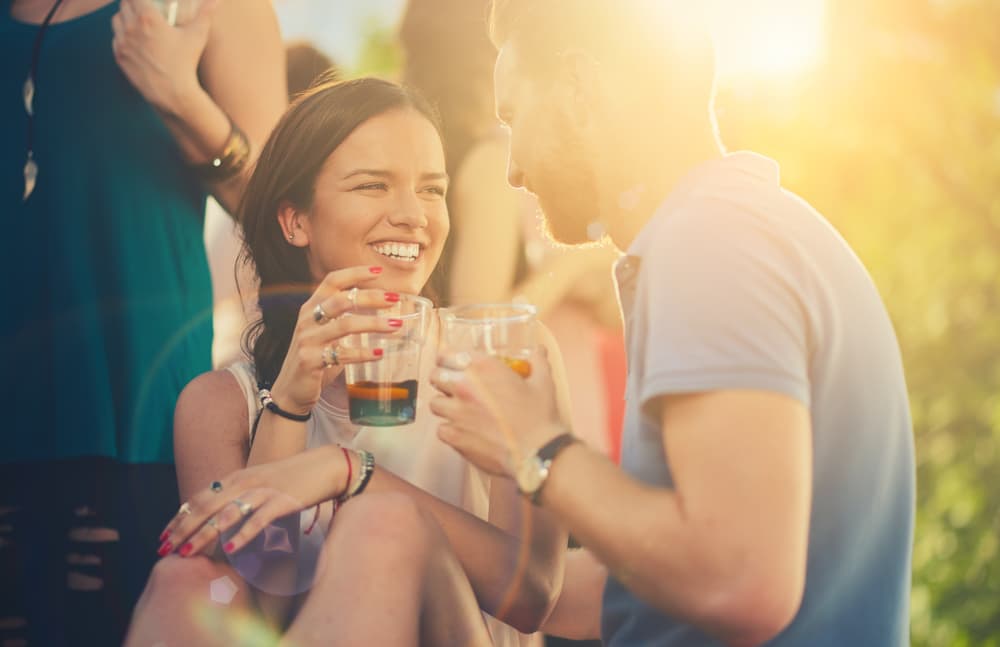 Ambos se asombran con la rapidez y facilidad que se ajustan a las circunstancias, al carácter y temperamento de la otra persona. Es como reencontrarse con un viejo amigo, o un amante del pasado, sin embargo, ¡acaban de conocerse! Sin hablar se dan cuenta que tienen los mismos gustos y cada vez se asombran más de lo que está ocurriendo.