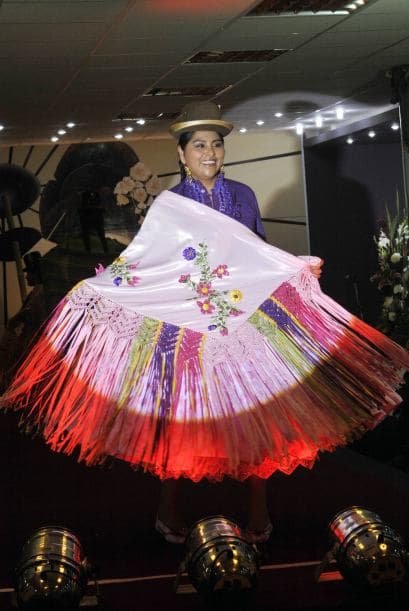 Hay mujeres indígenas aymaras que están dispuestas a pagar por piezas de diseñador dignos de su cultura.