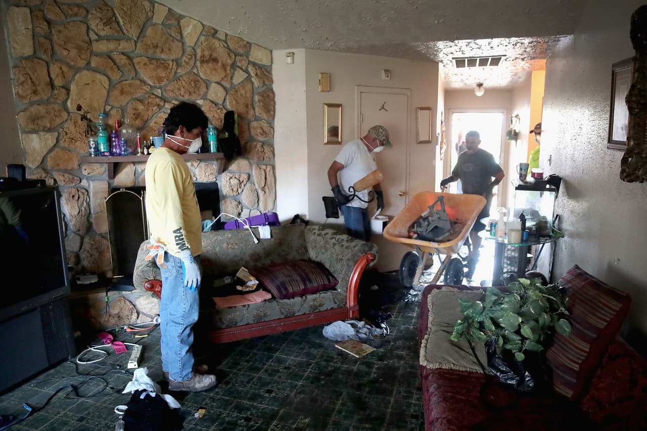 La recuperación de las casas comienza con el desecho de los objetos arruinados por el agua. 
<b><a href="http://www.univision.com/noticias/citylab-medio-ambiente/la-grave-amenaza-para-la-salud-que-llegara-despues-de-que-se-vayan-las-aguas">El moho producido por la humedad puede afectar la salud de los residentes de las casas inundadas</a></b>, por lo que deben protegerse con tapabocas.