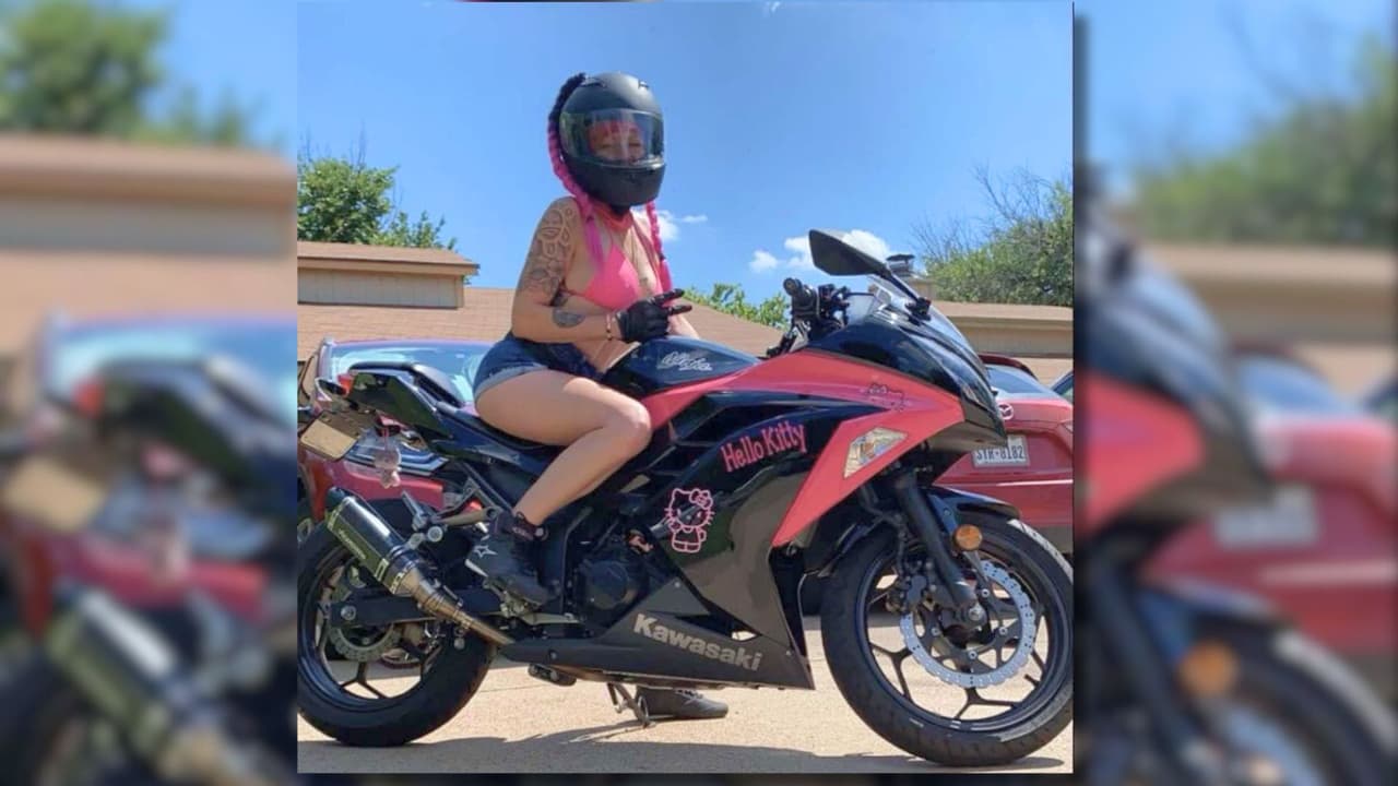Julie Maldonado posa junto a una motocicleta en una foto compartida por su hermana, Ada Conklin.