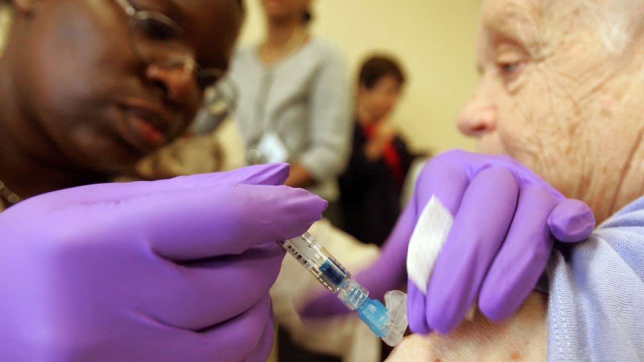 Este viernes, trabajadores del condado llegaron hasta el sector de Oak Cliff, en la ciudad de Dallas, para ayudar a los miembros de la comunidad sin acceso a internet a realizar el proceso de registro para recibir las dosis. Se espera que la próxima semana la ciudad inmunice alrededor de unas 5,000 personas que pertenezcan a las fases 1A o 1B.