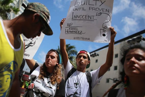 La familia del muchacho fallecido por el disparo con Taser acusó a la Policía de hacer uso excesivo de la fuerza para detenerle.