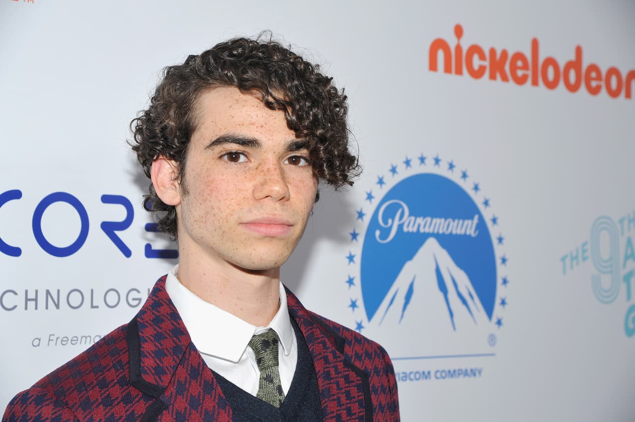 Fue al día siguiente del fallecimiento cuando un portavoz de su familia confirmó la noticia que
<b><a href="https://www.univision.com/famosos/muere-el-actor-cameron-boyce-la-estrella-del-disney-channel-se-fue-a-dormir-y-no-desperto-fotos">conmocionó al mundo</a></b>. El actor tenía 20 años y las búsquedas de su nombre a raíz de la muerte, encabezan uno de los listados que anualmente elabora Google sobre su motor de búsqueda.