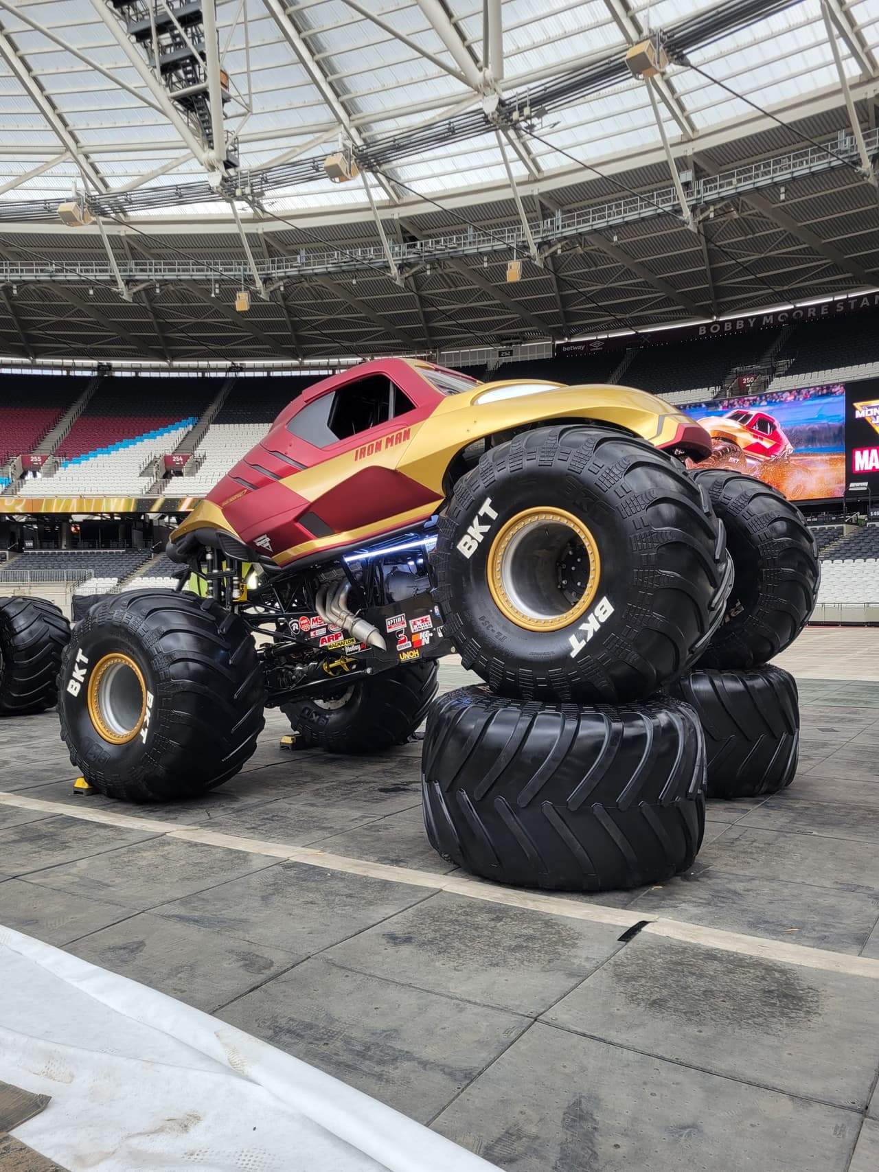 Cada camioneta de Monster Jam mide aproximadamente 10.5 pies de alto, 12.5 pies de ancho, 17 pies de largo y pesa 12,000 libras.