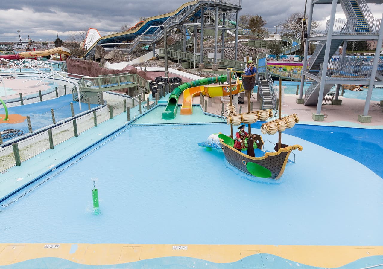 Esto es lo que sabemos sobre la transmisión del coronavirus en piscinas y playas