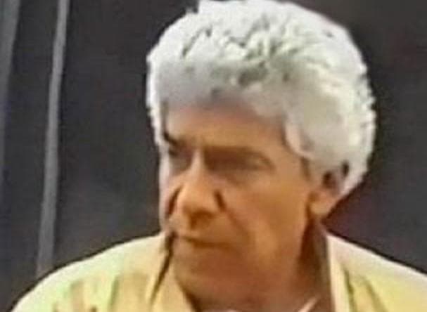 Parte de los miembros fundadores de un 
<a href="https://www.univision.com/temas/carteles">cartel mexicano de drogas</a>, Rafael Caro Quintero está acusado de secuestrar y asesinar a un agente de la Administración de Control de Drogas de Estados Unidos (DEA) en 1985.
<br>
<br>
<a href="https://www.fbi.gov/wanted/topten/rafael-caro-quintero" target="_blank">Ingresó a la lista de los 10 fugitivos más buscados del FBI en abril de 2018,</a> 
<b>con una de las mayores recompensas en la historia del programa -20 millones de dólares</b>-, para quien proporcione información que conduzca a su captura.
<br>
<br>Tras 28 años en una prisión mexicana fue liberado al conseguir un amparo, decisión que enfureció a Estados Unidos.
<br>
<br>Hace unas semanas, 
<b><a href="https://www.univision.com/arizona/rafael-caro-quintero-el-narco-de-narcos">Caro Quintero</a> alegó pobreza y ser un adulto mayor para evitar ser arrestado o extraditado, </b>luego de que un juez federal ordenara su detención.