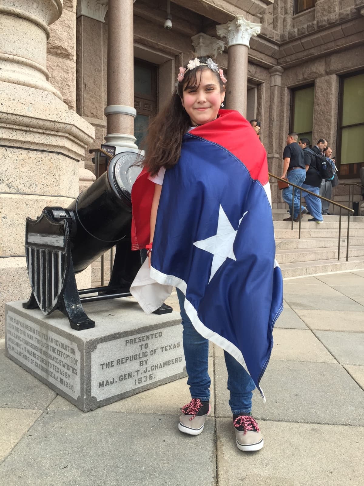"Pónganse en mis zapatos": el mensaje de una niña de 11 años a legisladores texanos a favor de la ley que prohíbe las ciudades 'santuario'