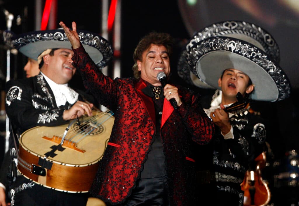 Juan Gabriel escribió “Amor Eterno” como homenaje a su madre, quien falleció en 1974 mientras el cantante estaba de gira en Acapulco. En la letra relata ese momento como “el más triste recuerdo de Acapulco”.