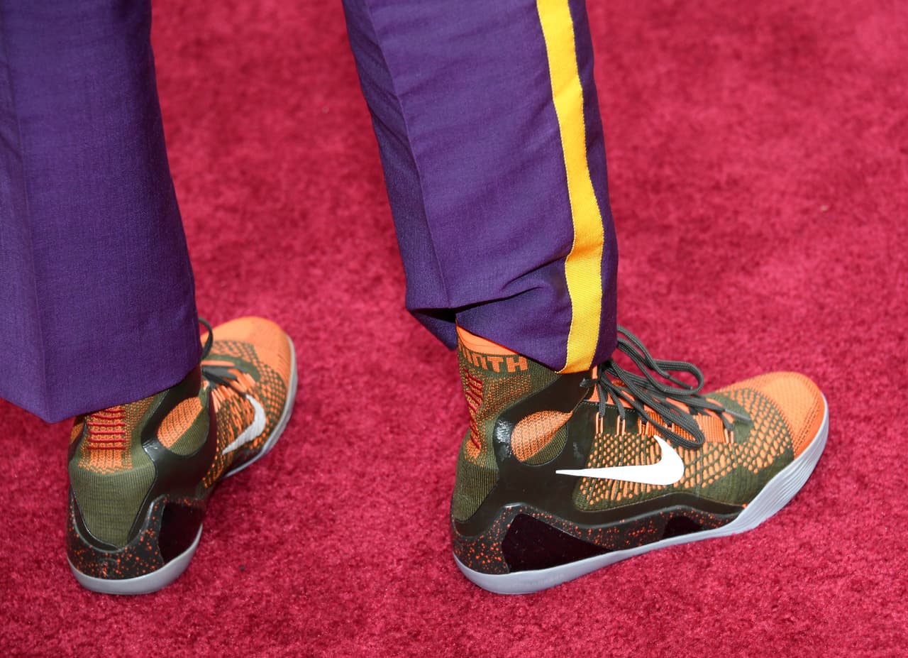 El domingo, Spike Lee complementó su vestuario con los tenis Nike Kobe 9 Elite 'Strategy'.