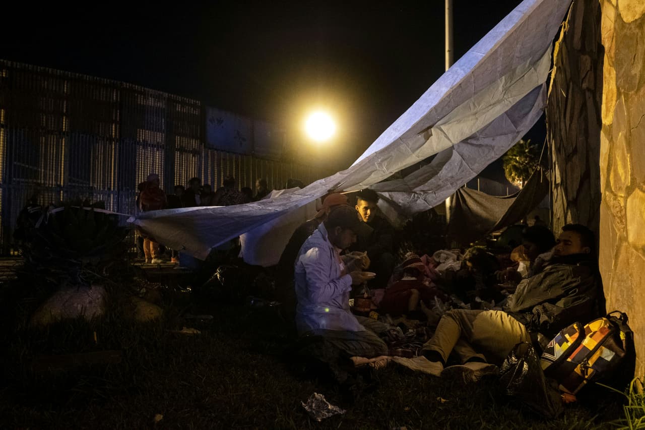 Otros decidieron instalarse en campamentos cerca de la valla para también pasar la noche. El resto se mantenía en albergues del Ejército de Salvación, Movimiento Juventud 200, Embajadores de Jesús en el Cañón de Los Alacranes y en la Viña de Tijuana.