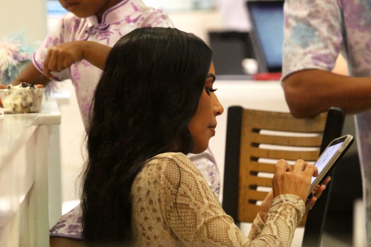 Mientras Kim se sentó junto a sus amigos Jonathan Cheban y Larsa Pilppen, la pequeña North de 5 años, compartió mesa con su niñera.
<br>