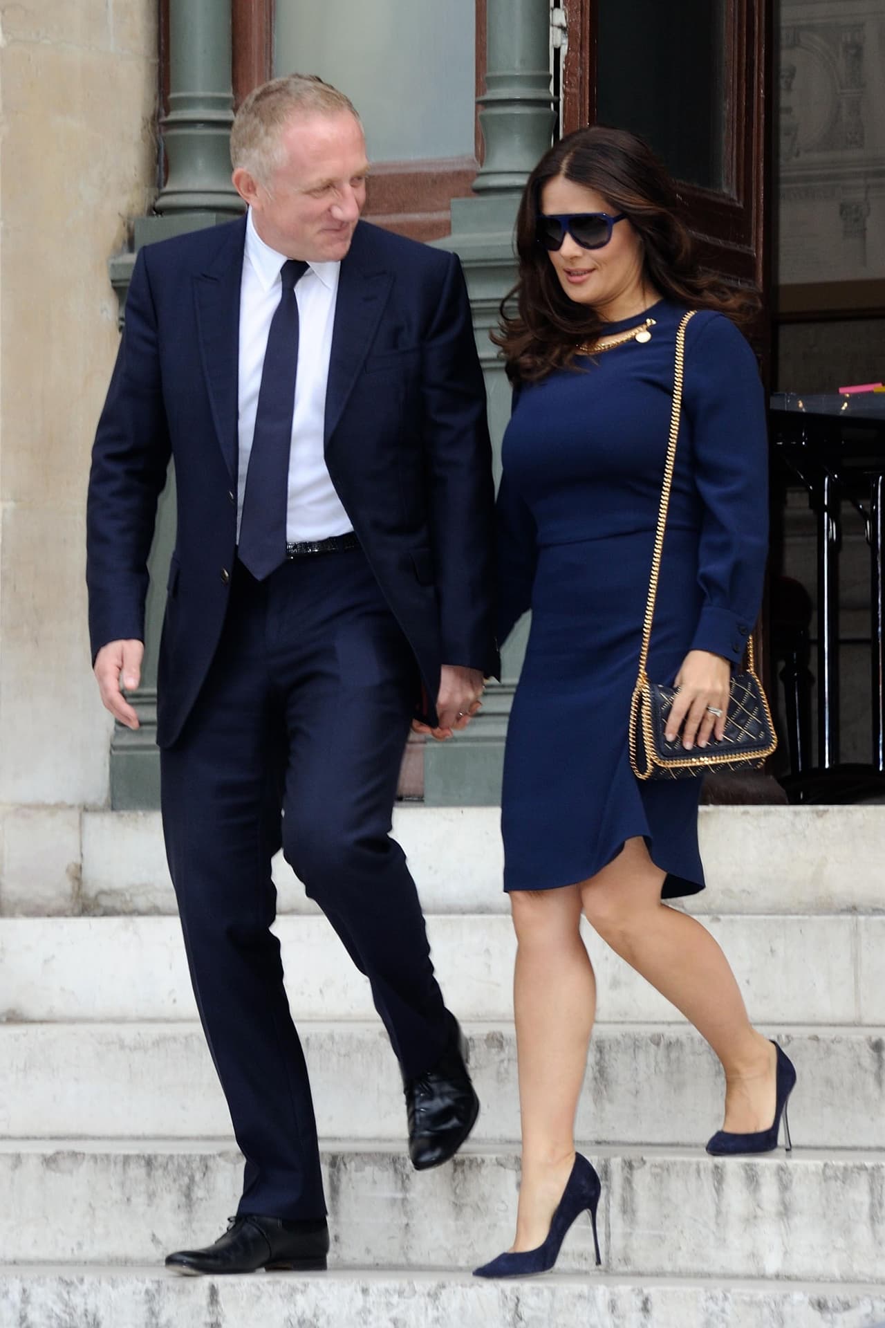 La actriz combinó este vestido liso con unos zapatos de punta en el mismo color, que estilizaron sus piernas.