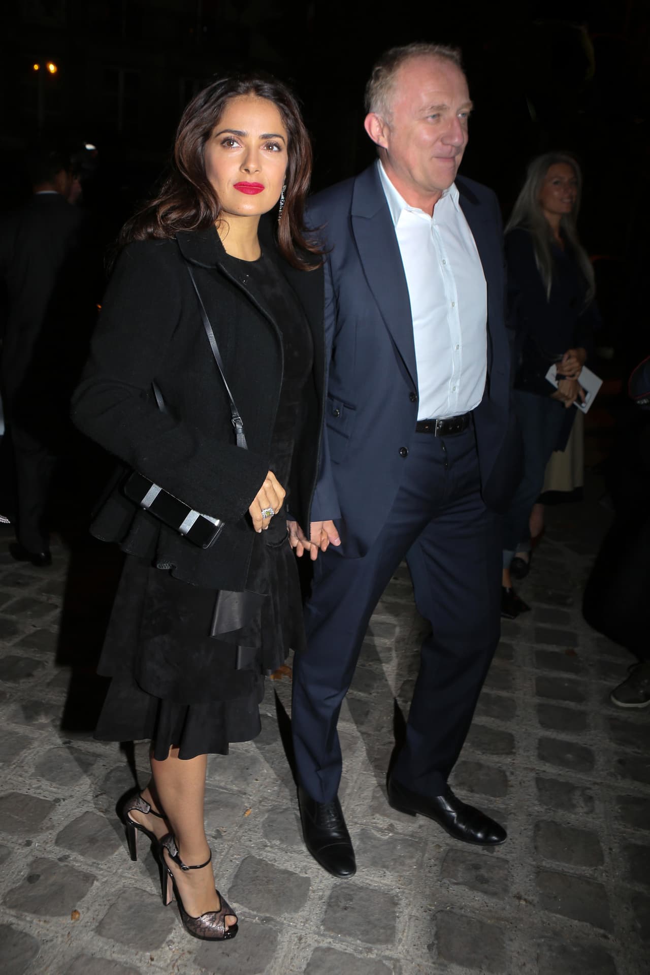 El negro infalible de Hayek. No hay nada más que decir, ella le dio el toque perfecto con su labial rojo que enamora a todos.