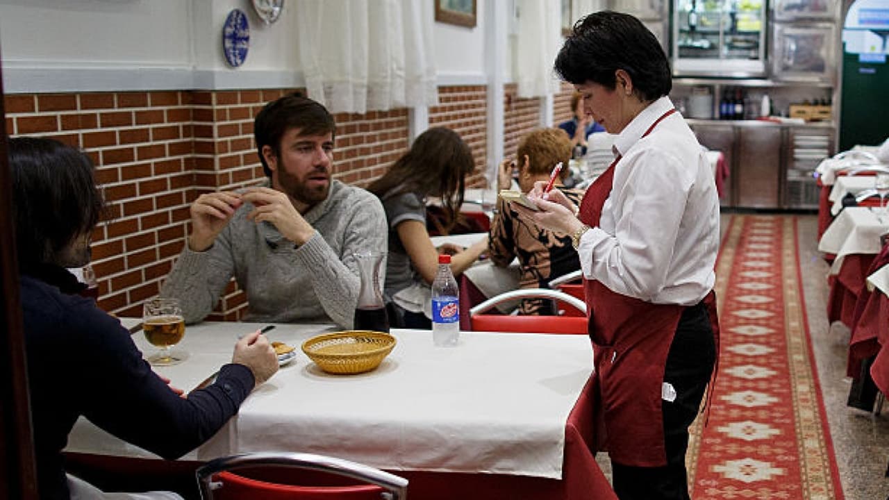 Restaurantes y otros negocios del sur de Florida cobran "tarifa extra del coronavirus" para sobrevivir