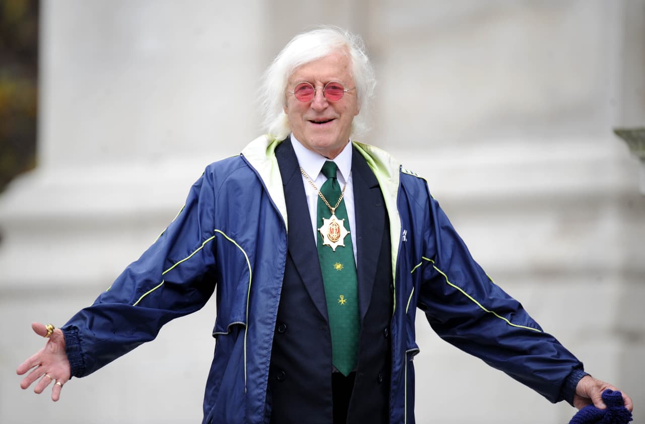 Jimmy Savile escondió por años sus actos y logro tanta fama que fue nombrado caballero en 1990.