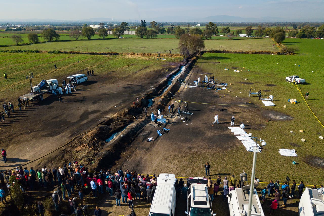 Los sacos blancos en los que fueron colocados los restos formaban una fila en el campo en el que ocurrió la tragedia.