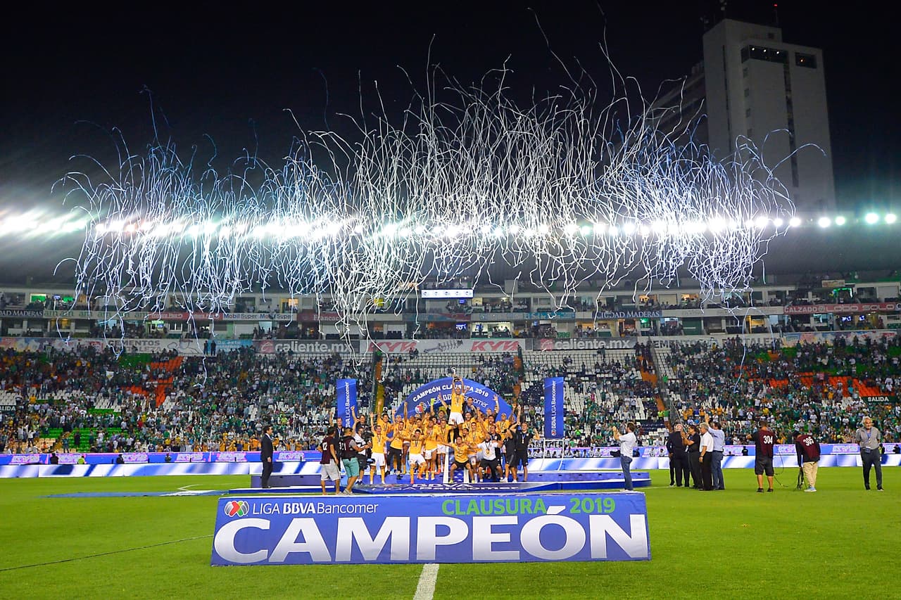 ¡Tigres se proclama Campeón del fútbol mexicano! Los felinos regiomontanos cosecharon su séptimo título de la Liga MX y se cuelan, aunque muchos se sigan negando a aceptarlo, entre los grandes del balompié azteca. Luego de superar en una Final de un solo gol a los Esmeraldas del León, así se dieron los festejos de los Tigres en patio ajeno, imágenes para el recuerdo y que hay que darse un tiempo para echarles un ojo, sobre todo la fiel afición de los felinos regios.