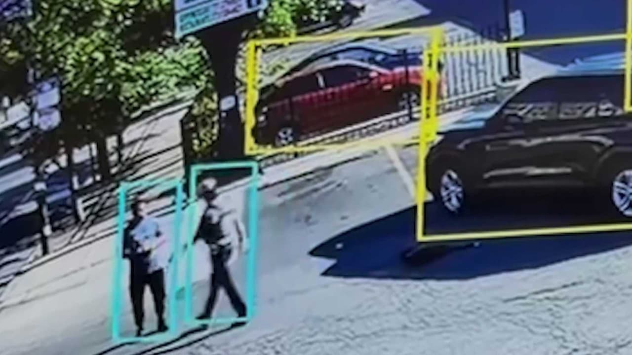 Agentes de 'ICE' arrestan a un hombre en medio de una calle en Albany Park, desatando tensión entre residentes