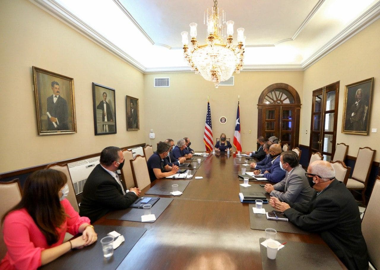 Gobernadora toma medidas más restrictivas al cerrar negocios y prohibir la venta de bebidas alcohólicas este domingo en acuerdo con la industria