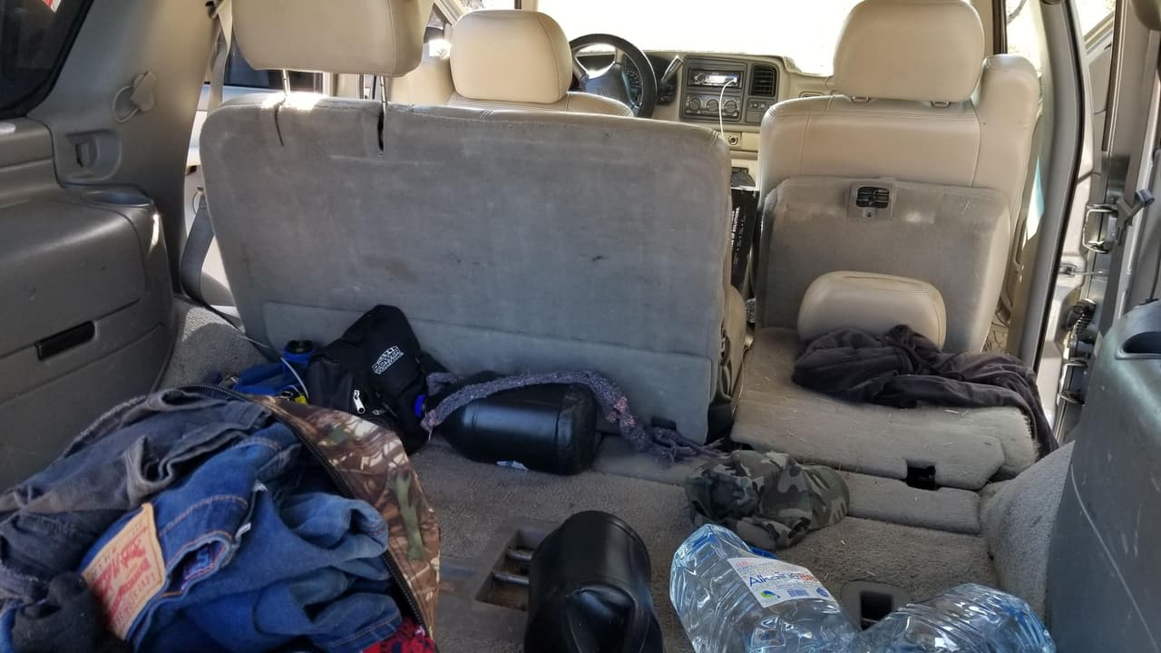 Esto se encontraba dentro del vehículo, al parecer los migrantes habían cruzado la frontera caminando y la camioneta los había recogido para llevarlos al destino final.