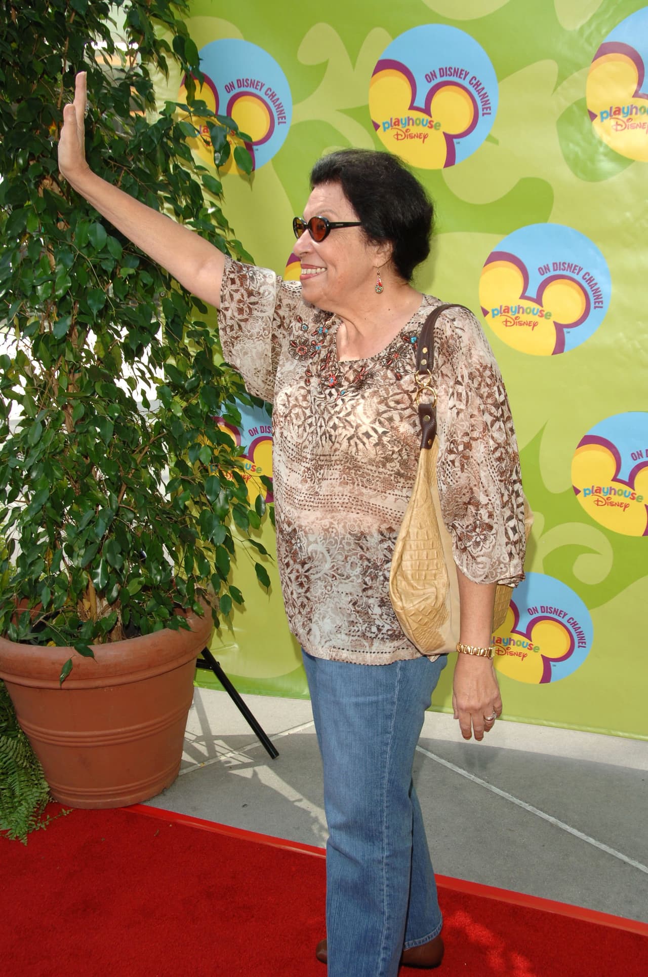 La actriz nació en 1936 en El Bronx, Nueva York y durante su infancia se mudó a California. Desde pequeña, presumía que sabía hablar inglés lo mismo que español.