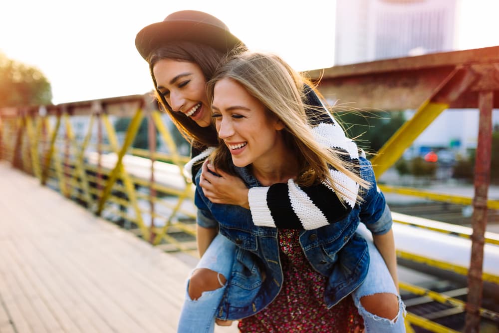 Afortunadamente la energía de Júpiter, el gran planeta de las oportunidades, en tu signo escorpiónido, abre puertas que estuvieron cerradas y te coloca en la mejor disposición para que durante estos próximos meses logres lo que te has propuesto. Se auguran encuentros con amigos que hacía tiempo no veías y también el fortalecimiento y consolidación de las relaciones existentes. Recuerda controlar los impulsos posesivos y no tendrás problemas.