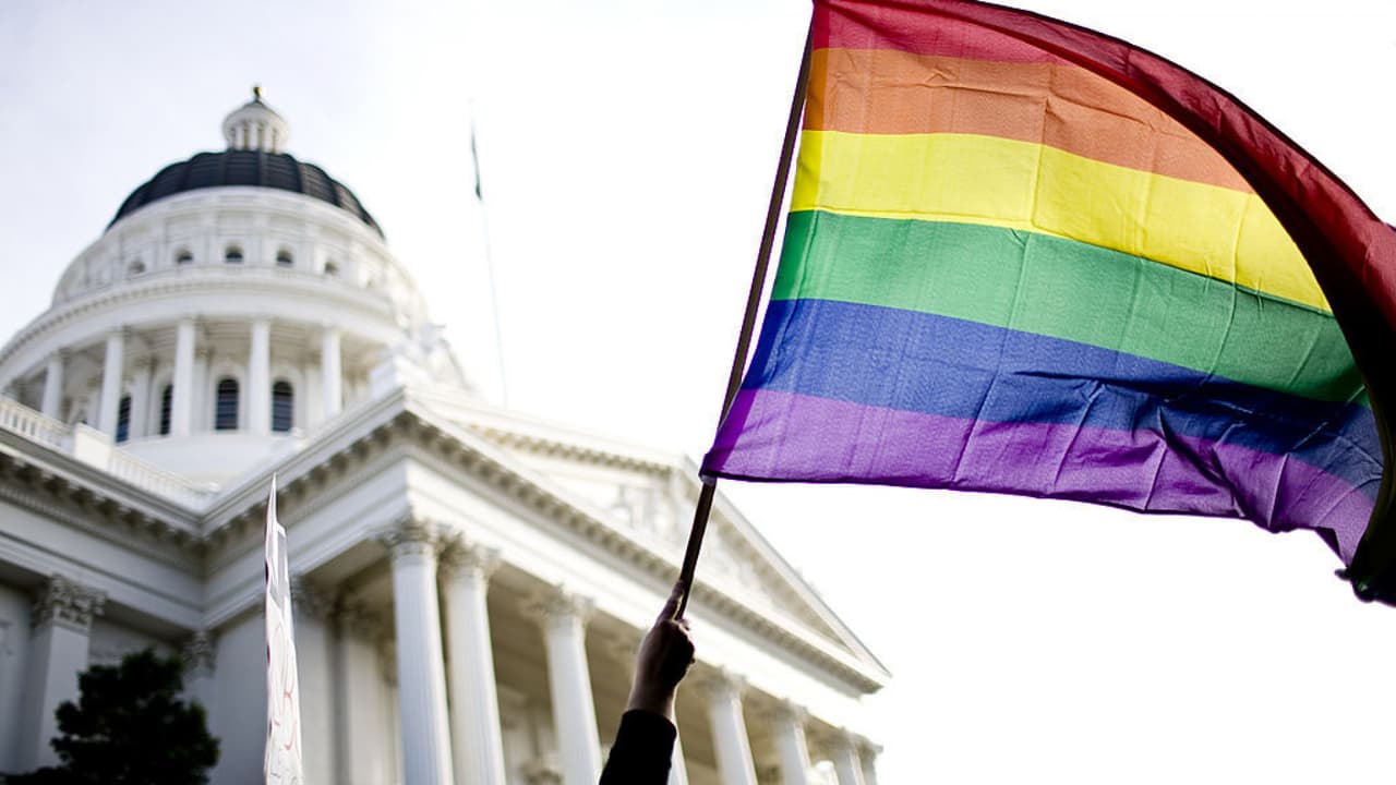 El gobernador Wolf promete vetar proyecto de ley que prohibiría a las niñas transgénero competir en deportes femeninos en Pensilvania