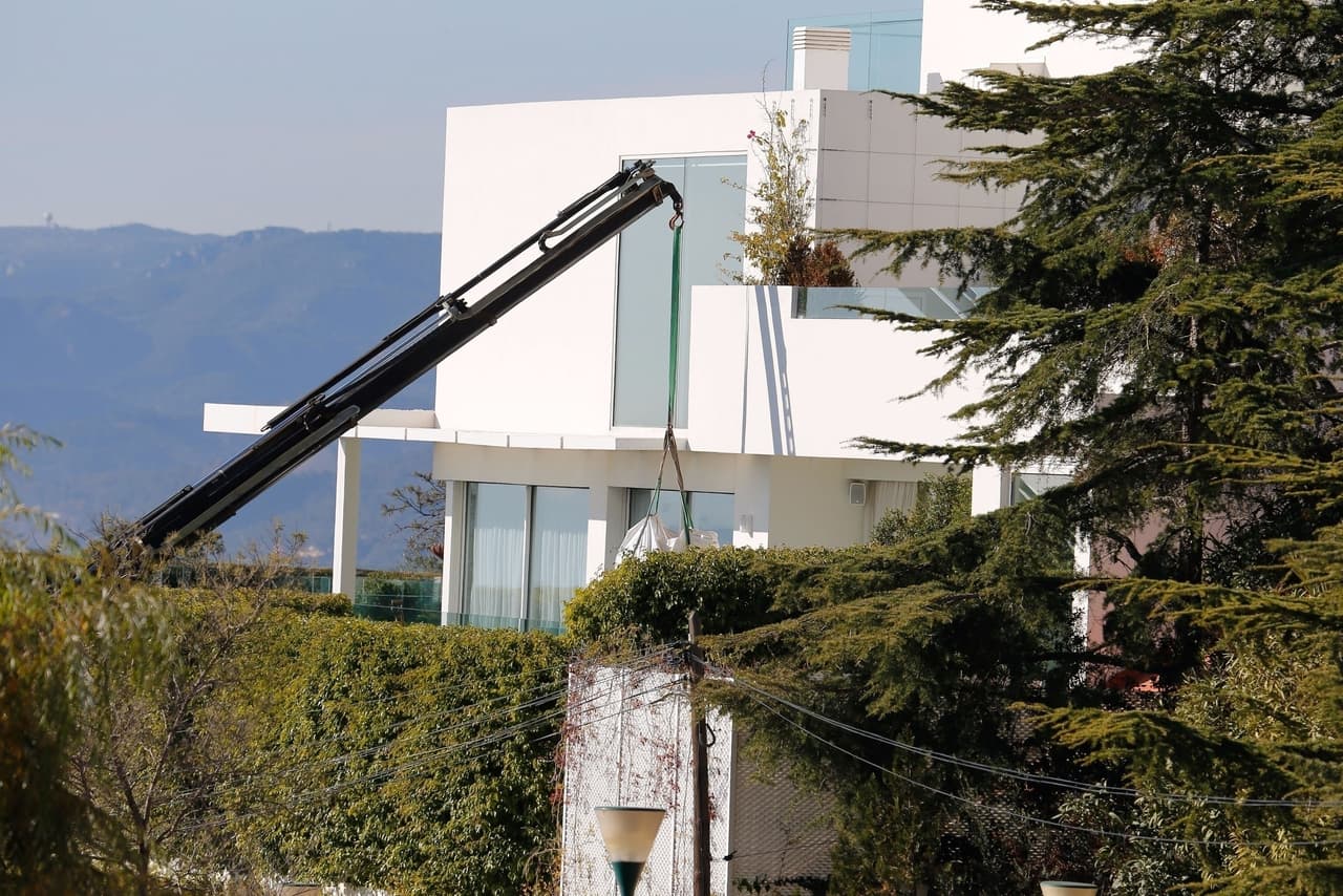 En la residencia de la familia Piqué Mebarak, en Esplugues del Llobregat, las labores de construcción se mantienen al tiempo que se exterminan las ratas.