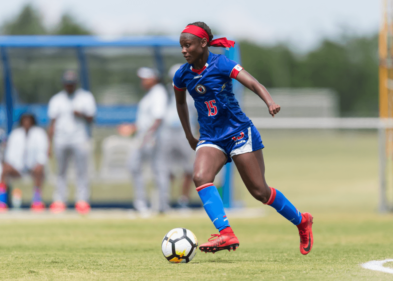 Danielle Étienne de 19 años, es jugadora mediocampista de Haití. Nació en Estados Unidos pero juega por el país haitiano. Sin embargo ha representado a la isla en campeonatos Sub-17 y la Copa del Mundo Sub-20. Debutó con la selección absoluta en octubre del 2019.