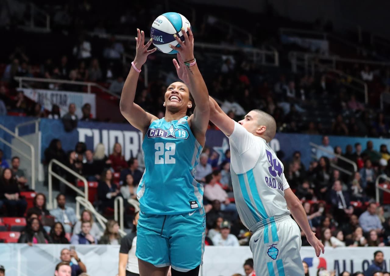 Además, cometió una falta personal contra la estrella de basquetbol femenil A’ja Wilson.
<br>