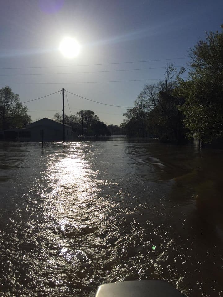 Debido a las severas inundaciones, el Gobernador de Texas decreto estado de emergencia para los condados de Angelina, Erath, Gregg, Hardin, Harrison, Hood, Jasper, Jefferson, Liberty, Madison, Marion, Newton, Orange, Parker, Sabine, San Augustine y Tyler.