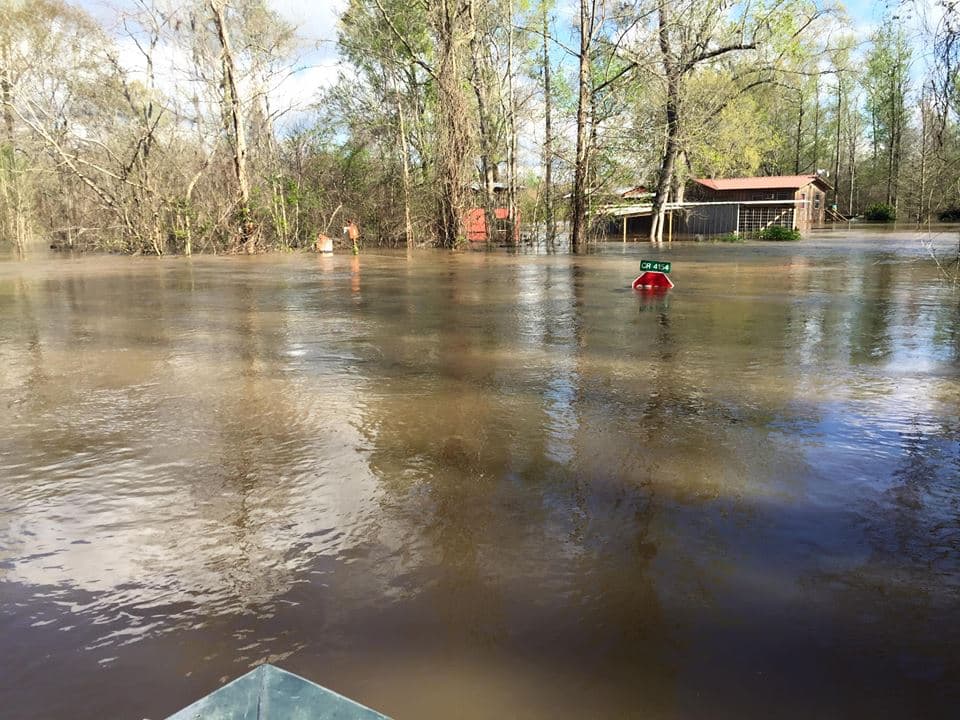 Sea extremadamente cuidadoso de cualquier agua en las carreteras o en arroyos , ríos , drenajes u otras áreas.